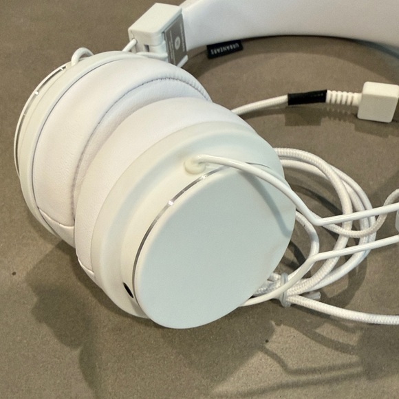 Urbanears Plattan 2 Bluetooth Wireless Headphones in White - Picture 3 of 7